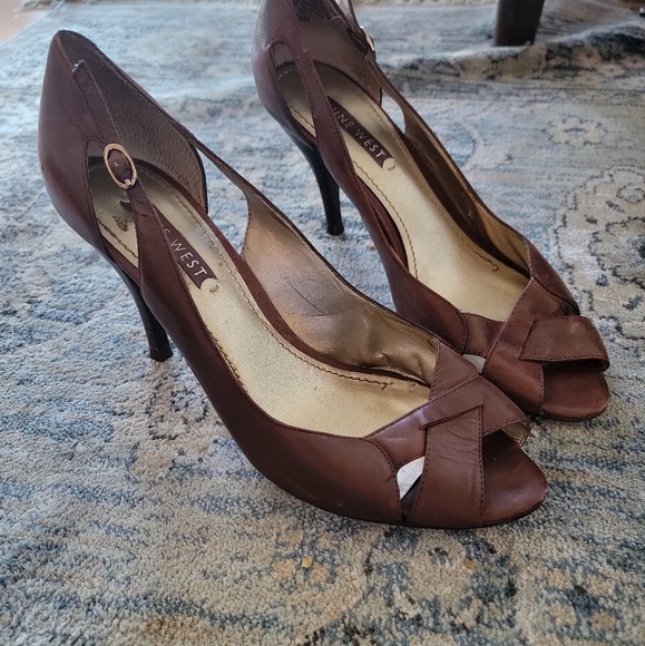 WELL LOVED SOFT LEATHER HEELS - Picture 1 of 4